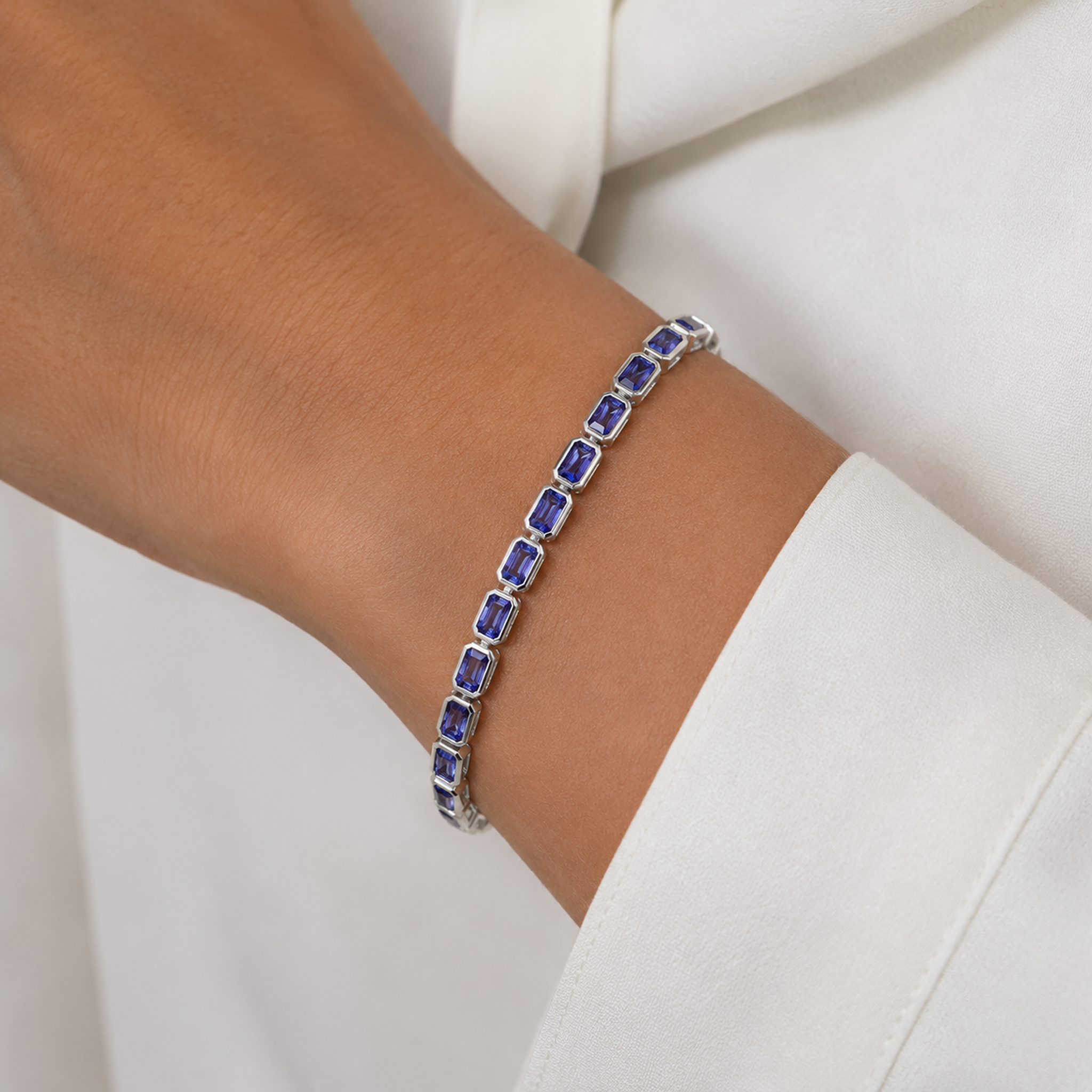 Bracelet serti de lunette en tanzanite taille émeraude