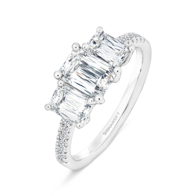Anillo de compromiso de tres diamantes con piedras