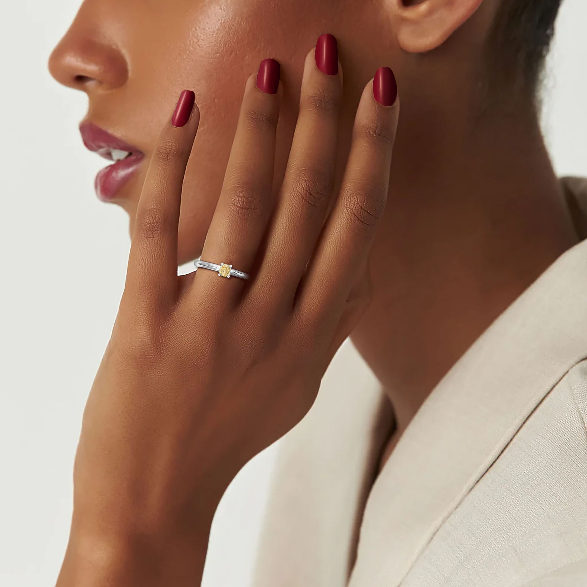 Необычное кольцо с желтым бриллиантом