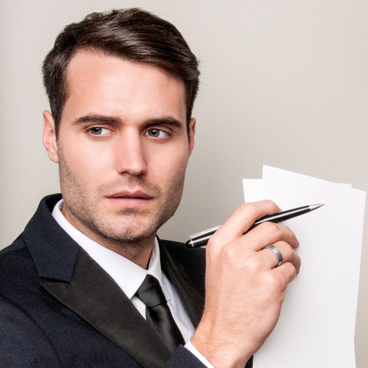 Man in suite wearing the Shimansky's Max-Line men's wedding ring